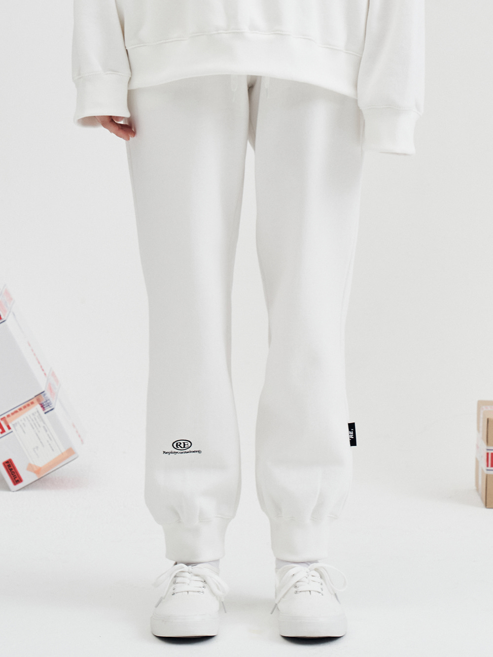 RE capsule logo jogger pants (off-white)